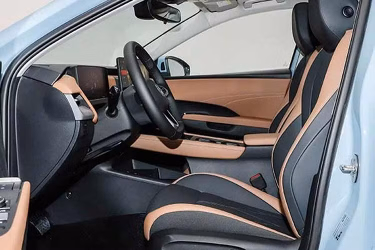 Với thiết kế hiện đại và giàu công nghệ hơn, khoang nội thất của Volkswagen Sagitar S khiến Jetta hiện tại cũng trở nên lỗi thời. Tại đây, xe được trang bị khoang lái kỹ thuật số với bảng đồng hồ 10,25 inch và màn hình thông tin giải trí 12,9 inch. Dù các nút chỉnh điều hòa vật lý đã bị loại bỏ, vô lăng vẫn giữ lại các phím bấm.