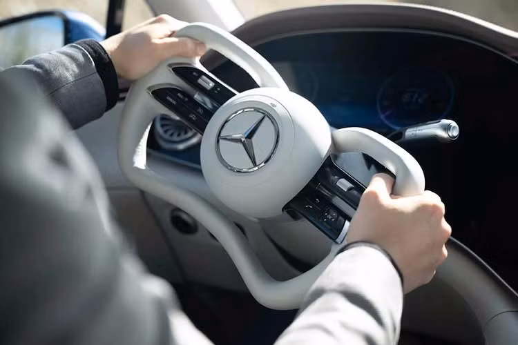 Mercedes cho biết vô lăng mang lại cho người lái nhiều không gian hơn, đồng thời hỗ trợ việc lên xuống xe dễ dàng hơn. Người lái cũng có thể nhìn thấy cụm đồng hồ kỹ thuật số dễ dàng hơn vì vành vô lăng không còn che khuất một phần tầm nhìn nữa. Đó là những lợi ích hữu hình, nhưng công ty lưu ý rằng thiết kế mới này đòi hỏi phải phát triển một túi khí độc đáo.
