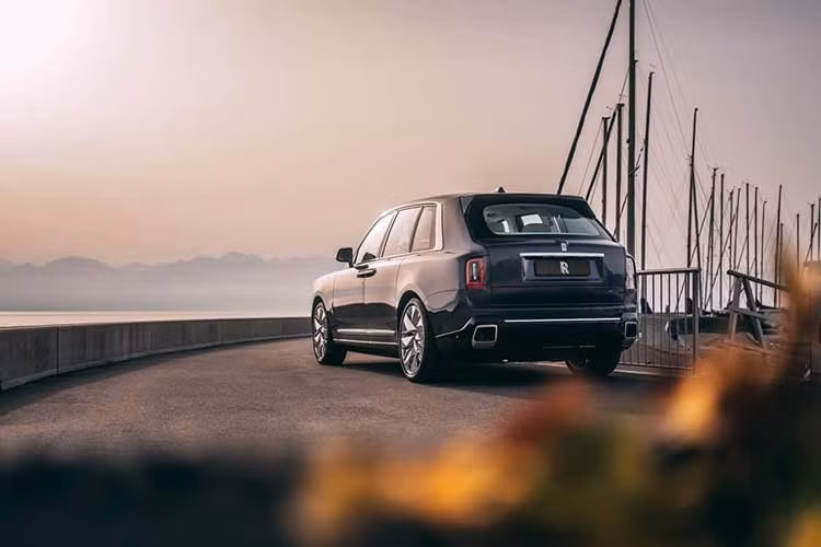 "Từ những giá trị thiết kế chung với các tàu đua đến sự hợp tác với các nhà thiết kế du thuyền cho khách hàng muốn kết hợp xe hơi với du thuyền của mình, nghệ thuật hàng hải luôn truyền cảm hứng cho cách tiếp cận của chúng tôi. Trong 4 đơn đặt hàng Bespoke này, mối liên hệ lâu đời ấy được thể hiện qua những chi tiết lấy cảm hứng từ biển cả và vật liệu chân thực, đúng với tinh thần phiêu lưu vốn định nghĩa Cullinan và thế giới du thuyền”, Martina Starke cho biết thêm.