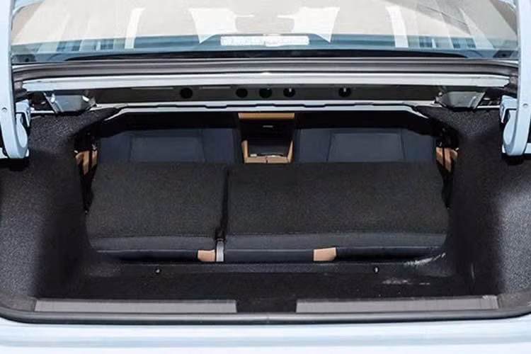 Tính thực dụng vẫn là một lợi thế lớn của các mẫu sedan giá rẻ nhà Volkswagen và Sagitar S cũng duy trì điều này. Xe sở hữu dung tích cốp 555 lít, vượt xa mức 400 lít của Volkswagen Jetta. Sagitar S sử dụng nền tảng khung gầm MQB quen thuộc, được dùng cho nhiều mẫu xe toàn cầu của Volkswagen. Dưới nắp ca-pô không có tùy chọn động cơ điện hóa vì Volkswagen vẫn trung thành với máy xăng truyền thống.