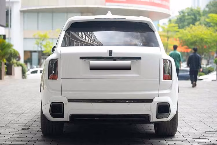 Mẫu xe SUV siêu sang Rolls-Royce Cullinan Black Badge Series II vẫn sử dụng động cơ V12 6.75L, cho công suất 600 mã lực và mô-men xoắn 900 Nm. Động cơ kết hợp với hộp số ZF 8 cấp có chức năng sang số bằng tín hiệu vệ tinh và hệ dẫn động 4 bánh.