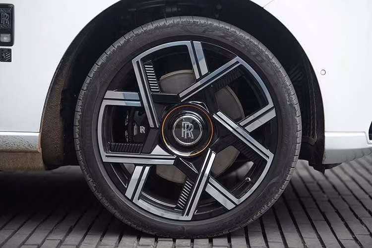 Về chiếc Rolls-Royce Cullinan Black Badge 2025 - đây là phiên bản thể thao của dòng SUV Rolls-Royce Cullinan. Theo đó, xe sở hữu một số chi tiết khác biệt so với bản thường. Dễ thấy nhất là viền cửa sổ được sơn tối màu thay vì trang trí bằng mạ chrome như trước. Tương tự là cản sau, miệng ống xả và ốp cửa hậu cũng như biểu tượng Spirit of Ecstasy ở mũi xe.