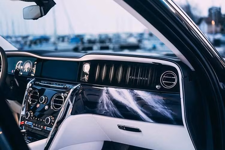 Ngoài mặt tap-lô, gỗ tếch vân mở được sử dụng xuyên suốt nội thất, gồm phần Waterfall phía sau, nắp điều khiển trung tâm phía sau và ốp cửa. Đây là vật liệu thường thấy trên boong du thuyền, được chọn vì tính thực dụng ngành hàng hải, độ xúc giác tự nhiên và vẻ ấm áp tinh tế.