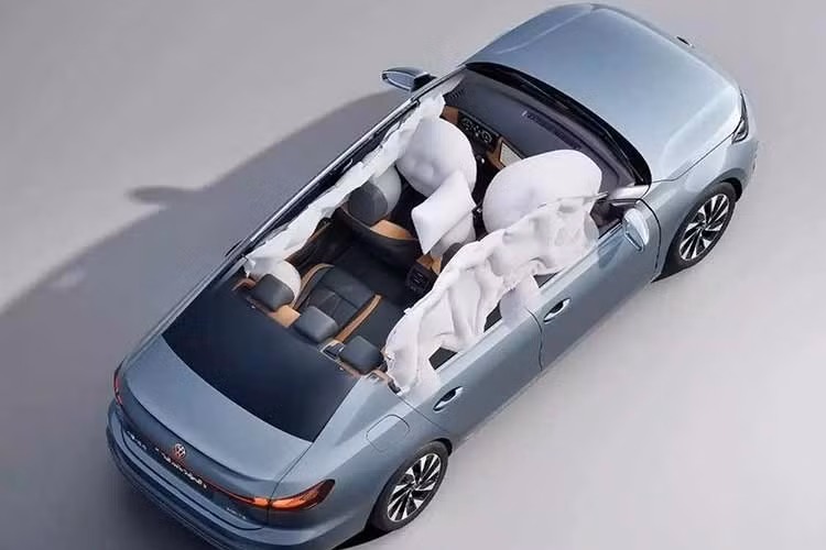 Cụ thể, Volkswagen Sagitar S phiên bản tiêu chuẩn sử dụng động cơ xăng 4 xi-lanh, hút khí tự nhiên, dung tích 1.5L, cho công suất tối đa 110 mã lực và mô-men xoắn cực đại 141 Nm, kết hợp với hộp số tự động 6 cấp.