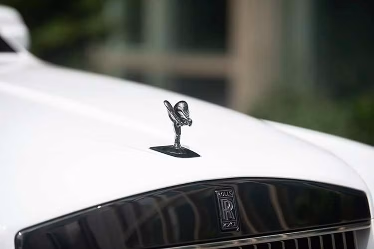 Tính đến thời điểm hiện tại, đã có ít nhất 4 chiếc Rolls-Royce Cullinan Series II về Việt Nam, trong đó 2 chiếc được nhập khẩu bởi đại lý tư nhân và 2 chiếc nhập khẩu qua đại lý chính hãng. Đặc biệt, một trong số 4 chiếc được các đại gia Hà Nội đặt mua.