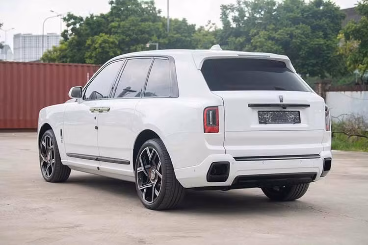 Theo thông tin rao bán, chiếc Rolls-Royce Cullinan Black Badge 2025 này có giá khoảng 28,5 tỷ đồng. Thời điểm mua mới, giá bán xe ước tính hơn 30 tỷ đồng. Như vậy, chỉ sau vỏn vẹn gần nửa năm sử dụng và 500km lăn bánh, chủ nhân chiếc Cullinan Black Badge 2025 đã chịu khoản lỗ lên tới cả tỷ đồng.