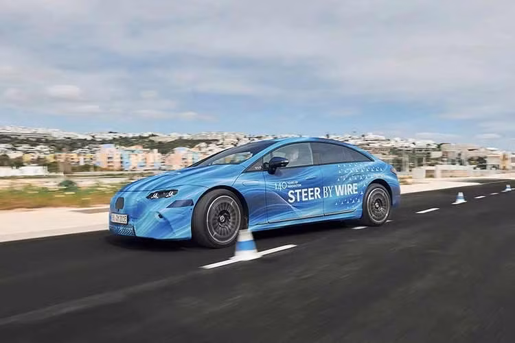 Nói cách khác, những chuyển động nhỏ có thể tạo ra sự khác biệt lớn khi lái xe. Hãng xe sang này cũng hứa hẹn sẽ duy trì "cảm giác lái chính xác, trực quan" dù đã chuyển sang hệ thống điều khiển kỹ thuật số. Hệ thống lái điện tử sẽ là tùy chọn, nhưng Mercedes cho biết họ đã thử nghiệm trên quãng đường hơn một triệu km.