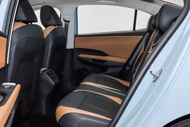 Cần số xe được chuyển lên cột vô lăng giúp giải phóng không gian cho khu vực cụm điều khiển trung tâm hai tầng. Các điểm nhấn khác bên trong Volkswagen Sagitar S bao gồm hệ thống đèn viền nội thất 30 màu, tích hợp trí thông minh nhân tạo AI với nhận diện giọng nói nâng cao và hệ thống hỗ trợ lái cấp độ 2 (ADAS).