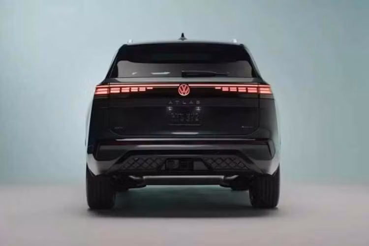 Dù mô-men xoắn giảm nhẹ xuống mức 350 Nm so với bản cũ, nhưng sự thay đổi này được bù đắp bằng khả năng tiết kiệm nhiên liệu tối ưu hơn và vận hành mượt mà thông qua hộp số tự động 8 cấp cùng hệ dẫn động 4Motion.