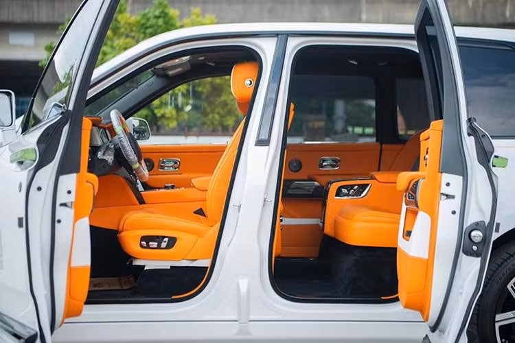 Đuôi xe không thay đổi quá nhiều, ngoài việc được thêm một vài đường gân kéo dài từ đèn hậu về phía chắn bùn sau nhằm tạo hình khối cho cảm giác khỏe khoắn hơn. Cản sau sơn đồng màu với thân xe thay vì để màu nhám như bản trước. Điểm nhấn ở hông xe là đường coachline màu cam Mandarin được vẽ thủ công bởi nghệ nhân. Tay nắm cửa, logo và nẹp ốp hông đều sơn tối màu và bộ mâm kích thước 23 inch với hai tông màu đen-bạc.