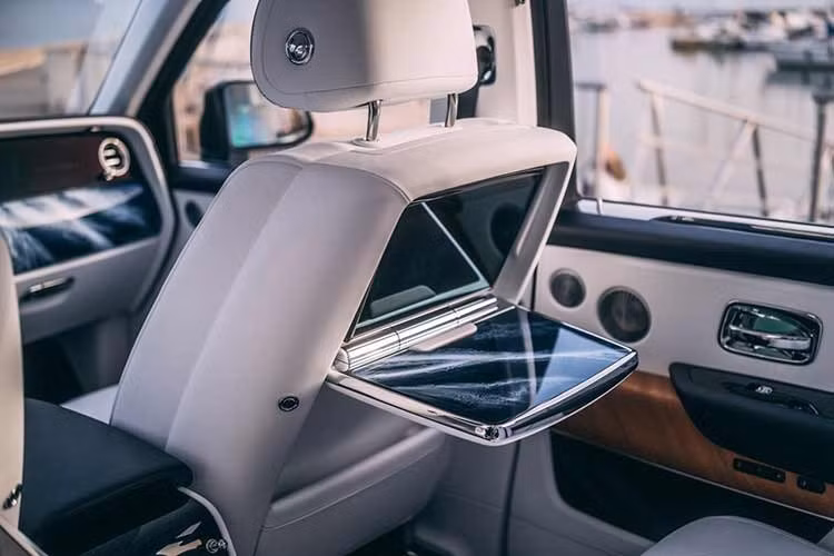 Nhiều mẫu xe cổ điển, cùng các mẫu Goodwood-era như Phantom Drophead Coupé và Spectre, cũng như các mẫu coachbuilt Boat Tail đương đại, đã lấy cảm hứng thiết kế và vật liệu từ du thuyền đua.Một điểm tham chiếu đặc biệt mạnh mẽ là dòng J-class huyền thoại, được chế tạo vào những năm 1930 để tranh tài tại America’s Cup.