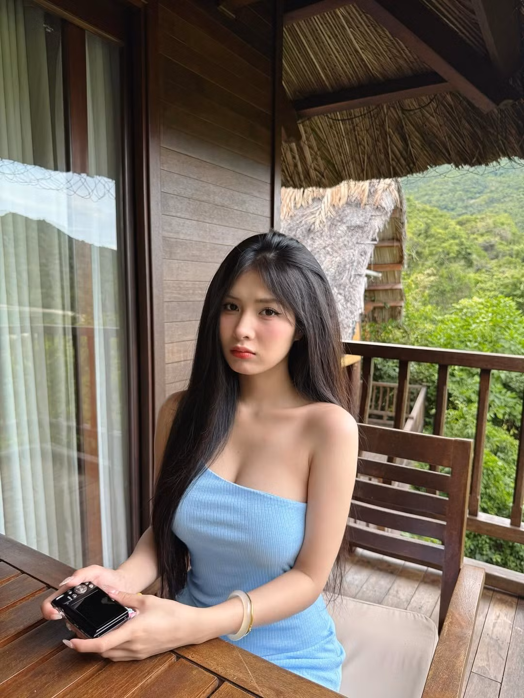 Tên tuổi Quỳnh Alee chưa bao giờ ngừng hot trong cộng đồng mạng, và mới đây, nữ streamer đình đám này lại một lần nữa khiến người hâm mộ đứng ngồi không yên với loạt ảnh du lịch mới nhất.