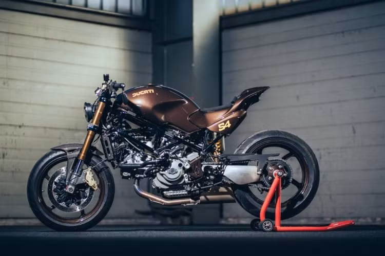 Trái tim của chiếc xe là khối động cơ V-Twin 916cc gần như vẫn được giữ nguyên kết cấu nhưng đã được cải thiện hiệu năng thông qua hệ thống lọc gió dạng pod và ống xả thể thao của QD Exhaust. Ngoài ra, P.M. Motorbike cũng trang bị quickshifter điện tử giúp sang số nhanh và dứt khoát hơn, điều hiếm thấy trên những bản độ cổ điển.