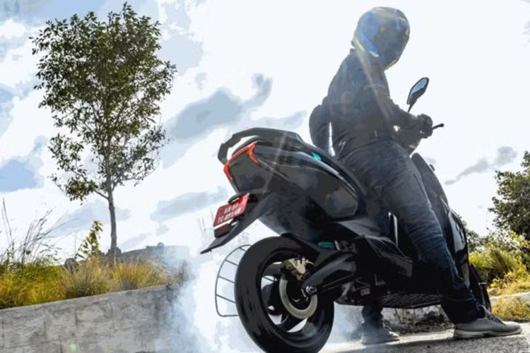 Cụ thể, xe có các chế độ như; AutoHold, FallSafe, tín hiệu dừng khẩn cấp, tìm xe, cảnh báo kéo xe và trộm cắp, thậm chí còn tích hợp với Amazon Alexa.