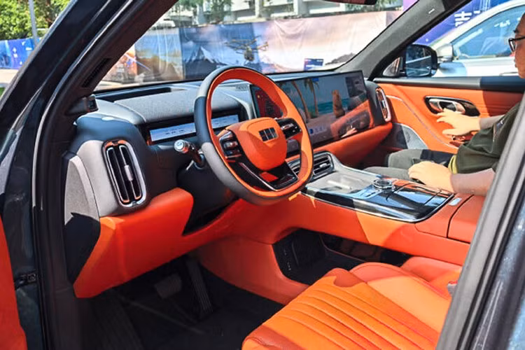 Về kích thước, Galaxy M9 sở hữu chiều Dài x Rộng x Cao lần lượt là 5.205 x 1.999 x 1.800(mm), chiều dài cơ sở lên tới 3.030mm, chỉ ngắn hơn 4mm so với Mercedes-Benz GLS. Hãng xe Trung Quốc cho biết mẫu SUV này có tỷ lệ sử dụng không gian cabin lên tới 88,3%, dẫn đầu phân khúc. Đặc biệt, cửa sau mở cao 1.165 mm, cùng chiều cao trần xe 1.317mm, giúp hành khách dễ dàng ra vào và tận hưởng không gian rộng rãi.