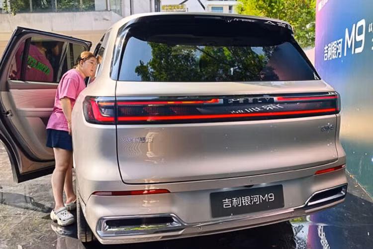M9 là mẫu xe mới nhất thuộc thương hiệu Geely Galaxy, một nhánh chuyên sản xuất xe năng lượng mới được Geely thành lập từ năm 2023. Chỉ trong nửa đầu năm 2025, Galaxy đã tiêu thụ tới 397.125 xe, theo dữ liệu từ China EV DataTracker cho thấy sức tăng trưởng mạnh mẽ của dòng xe này tại thị trường nội địa. Đến nay, danh mục sản phẩm của Galaxy đã có 10 mẫu xe và sẽ tiếp tục được mở rộng với sự xuất hiện của M9.