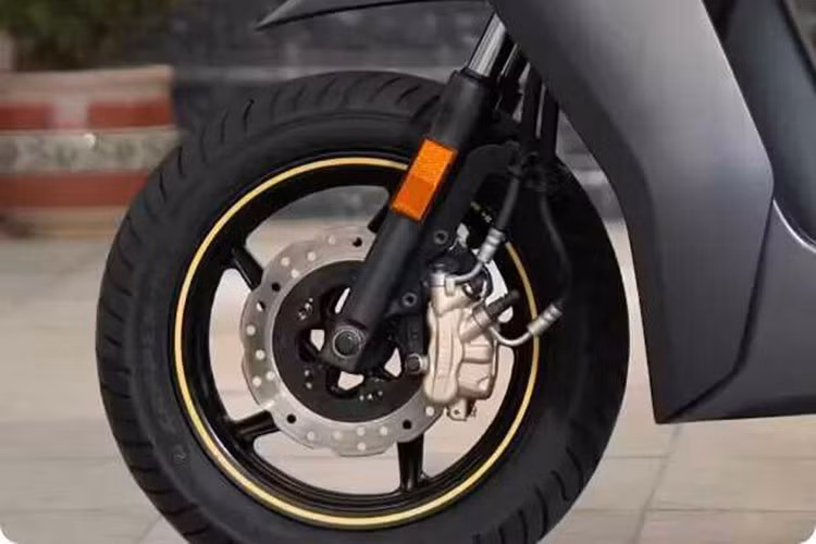 Mẫu 450S sở hữu lối thiết kế sắc nét và khí động học đặc trưng của dòng Ather 450. Đèn pha LED thể thao, thiết kế góc cạnh, và chất lượng hoàn thiện cao cấp không thay đổi dù nâng cấp pin.