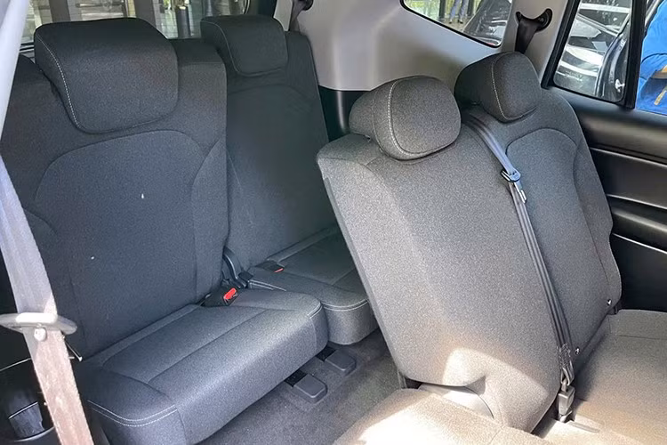 Xe được trang bị bộ pin cho phạm vi hoạt động tối đa 450 km sau một lần sạc. Với khả năng sạc nhanh công suất 80 kW, Limo Green có thể sạc từ 10 - 70% trong khoảng 30 phút.