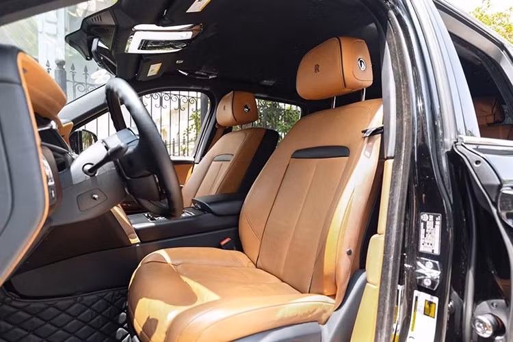 Nhà sản xuất ô tô của Anh đã tạo ra một loại vải độc đáo cho nội thất của Cullinan. Phải mất 4 năm để phát triển nó và phiên bản thêu có tới 2,2 triệu mũi khâu.