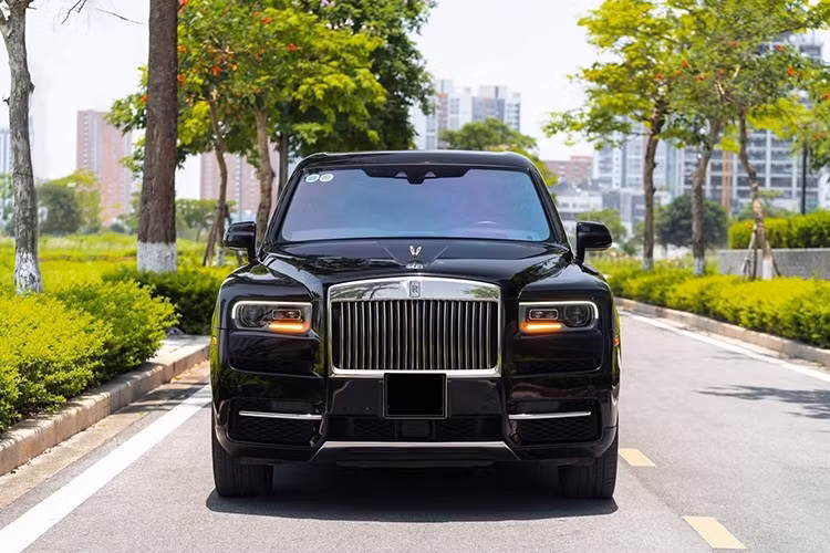 Để sở hữu xe SUV siêu sang Rolls-Royce Cullinan vào năm 2019, các đại gia Việt phải chi trả thấp nhất là hơn 20 tỷ đồng cho xe mang biển ngoại giao, nếu biển trắng giá trên 40 tỷ đồng, nhưng hiện tại, Rolls-Royce Cullinan có giá khá tốt.