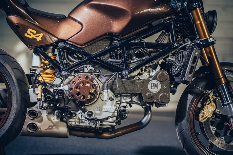 Đèn pha halogen cũ được thay bằng đèn LED hiện đại, lắp trực tiếp vào chảng ba dưới nhờ bộ pát chế tạo riêng. Bên trên, cụm đồng hồ nguyên bản được loại bỏ, nhường chỗ cho một đồng hồ đơn Daytona nhỏ gọn duy nhất trên xe.