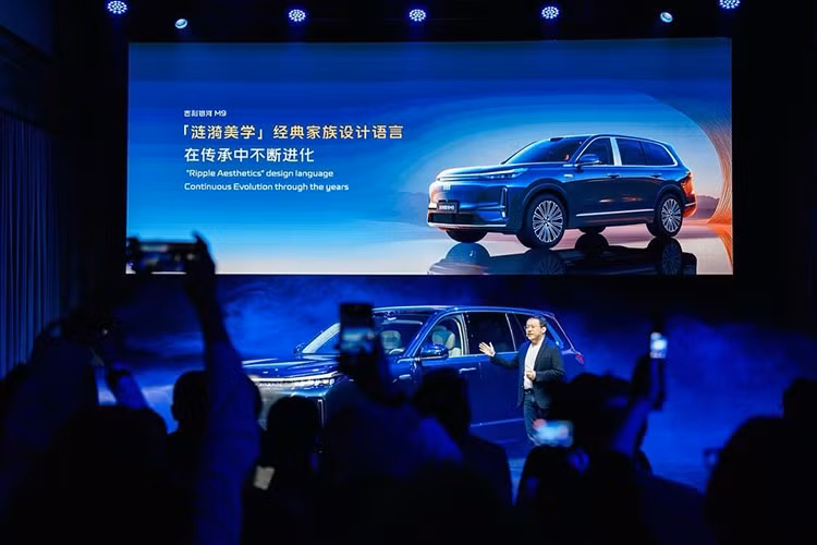 Mức giá xe Geely Galaxy M9 2026 mới tại Trung Quốc được bán ra với mức khoảng 250.000 nhân dân tệ (khoảng 909 triệu đồng). Dự đoán, mẫu xe này sẽ sớm về Việt Nam, khi mà dòng xe PHEV đang ngày càng được ưa chuộng.