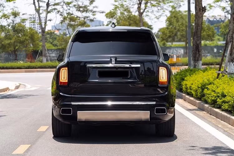 Ngoại thất xe màu đen và nội thất da bò, không quá khó để nhận ra đây là Rolls-Royce Cullinan 5 chỗ, với hàng ghế sau có đủ cho 3 người ngồi, thay vì 4 chỗ sẽ bỏ ghế giữa, để biến nó thành 1 trang bị xa hoa với tủ lạnh, ly đựng rượu .v.v...