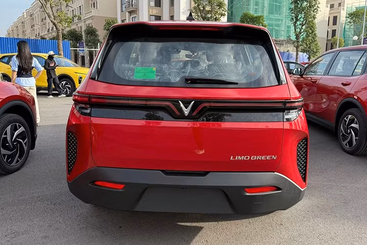 Ngoài ra, xe còn được hỗ trợ khởi hành ngang dốc, chống lật, ga tự động và hỗ trợ đỗ xe phía sau. Xe có túi khí trước và túi khí bên hông cho hàng ghế đầu.