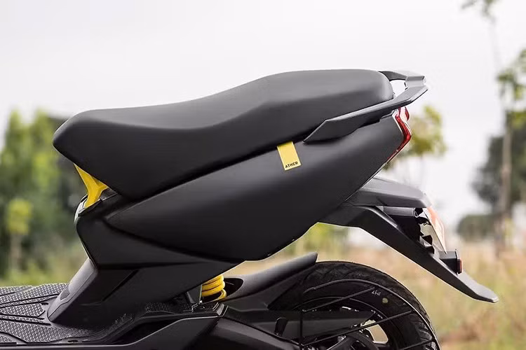 Ather 450S được trang bị động cơ điện với việc sản sinh công suất cực đại là 5,4 kW, mô-men xoắn 22 Nm, khả năng tăng tốc 0–40 km/h chỉ trong 3,9 giây, và tốc độ tối đa 90 km/h.