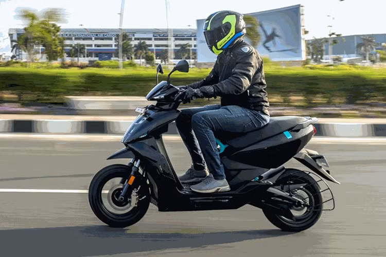 Thời gian sạc cho xe máy điện Ather 450S đến 80% pin mất khoảng 4,5 giờ qua sạc tại nhà, đây là con số chấp nhận được với đa số người dùng đô thị.