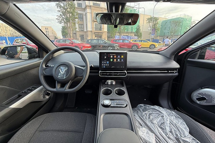 Bên trong khoang cabin của Limo Green được trang bị vô-lăng tương tự VF e34, màn hình trung tâm kích thước 10,1 inch, kết nối Bluetooth, cổng USB, hệ thống âm thanh 4 loa.