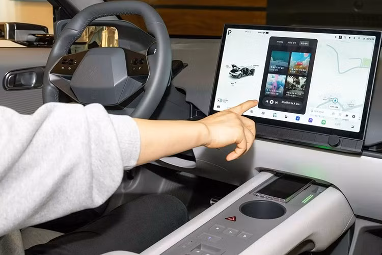 Điểm nhấn đáng chú ý nằm ở phong cách đậm chất off-road, gợi nhớ đến nét cứng cáp, sang trọng của các mẫu xe Land Rover, cho thấy mẫu xe SUV Hyundai Tucson 2026 không chỉ hướng đến khách hàng đô thị mà còn nhấn mạnh khả năng chinh phục đa địa hình.