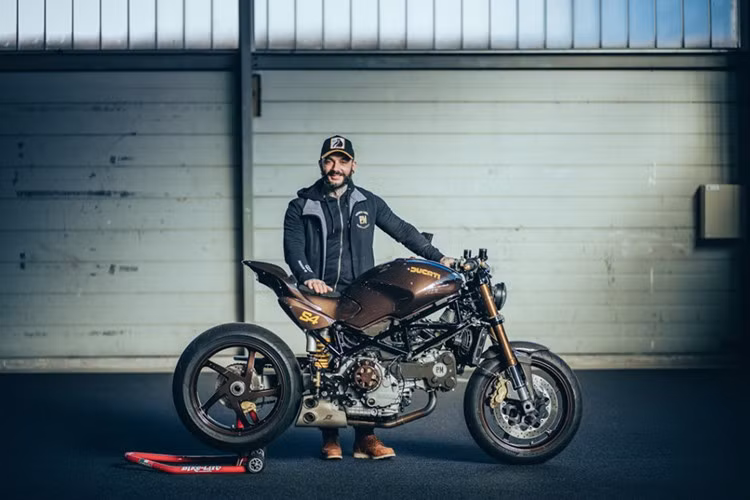 Trong số đó, chiếc Ducati Monster S4 độ bởi P.M. Motorbike nổi bật nhờ sự giao thoa giữa hai trường phái tưởng chừng trái ngược: chất bụi bặm của Street Tracker và nét cổ điển sắc sảo của Cafe Racer.