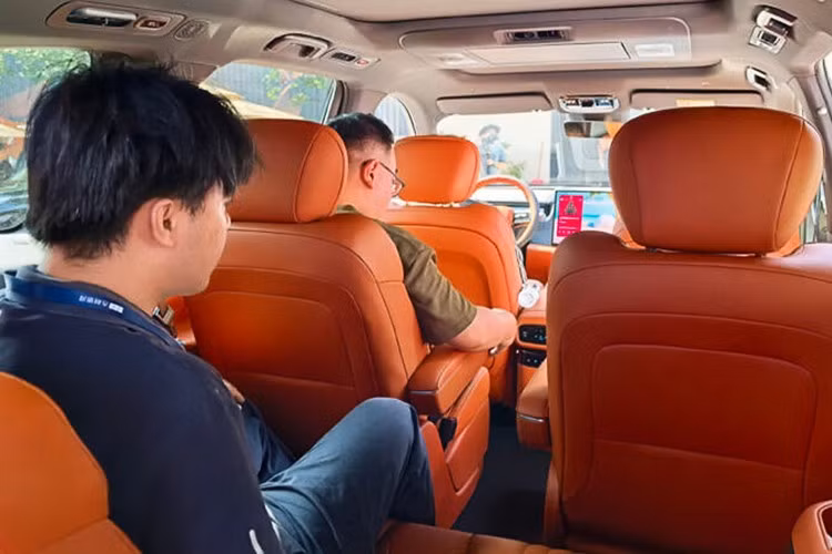 Các tiện nghi đáng chú ý bao gồm cần số đặt sau vô-lăng ba chấu, hốc trung tâm tích hợp sạc không dây và giá để cốc, hộc chứa đồ trượt có thể chuyển ra hàng ghế thứ hai, màn hình trần 30 inch dành riêng cho hàng ghế sau, tủ lạnh 9,1L, hệ thống âm thanh Flyme Auto, hệ thống treo khí nén hai buồng cao cấp.