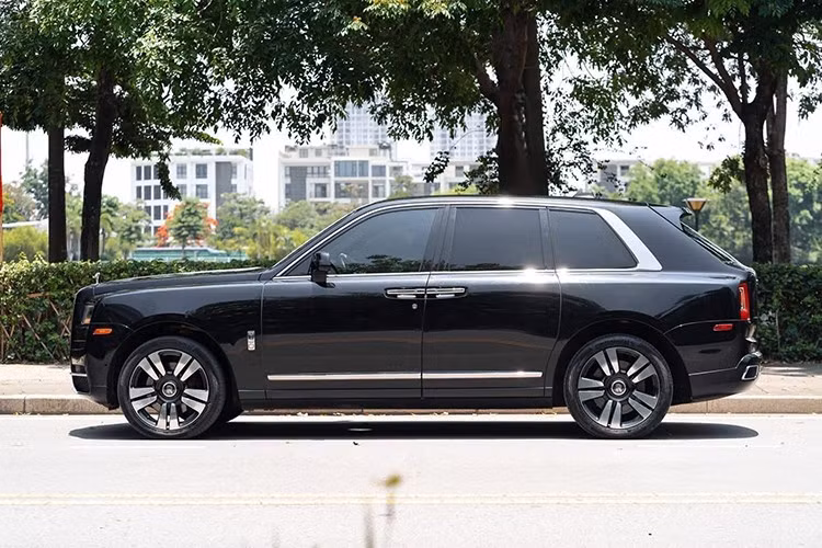 Không hổ danh là một thành viên của gia đình Rolls-Royce, Cullinan 2019 có những hệ thống trợ lái và an toàn như quan sát ban đêm, hỗ trợ quan sát cả ngày lẫn đêm, phát hiện người đi bộ, hệ thống 4 camera cho hình ảnh quan sát rộng, tầm nhìn toàn cảnh, quan sát từ trên cao...
