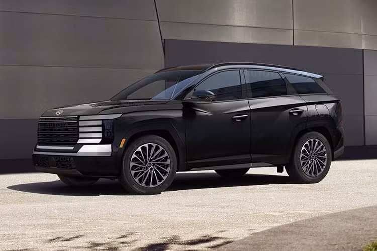 Hyundai Tucson 2026 sở hữu thiết kế hoàn toàn mới, mạnh mẽ và hiện đại, kết hợp những đường nét điêu khắc dứt khoát cùng cảm hứng retro từ các mẫu xe ý tưởng như Hyundai N Vision 74 và mẫu xe điện NEXO.