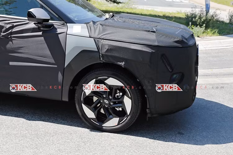 Hyundai NX5 dự kiến được giới thiệu vào quý III/2026, nhiều khả năng cùng thời điểm với mẫu Avante thế hệ mới. Giá khởi điểm ước tính vào khoảng 34 triệu won (tương đương 24.000 USD), áp dụng cho các phiên bản hybrid.