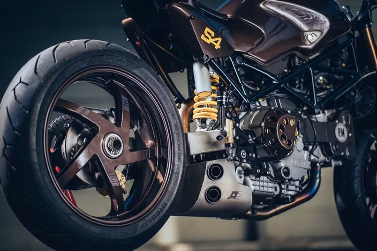 Phía trước, phuộc nguyên bản được giữ lại nhưng đã được tinh chỉnh nhằm tăng tính nhận diện và tạo điểm nhấn nổi bật. Chắn bùn được làm mới bằng vật liệu sợi carbon siêu nhẹ.