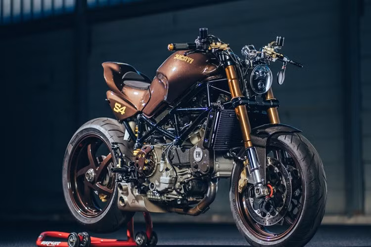 Ducati Monster vốn là mẫu mô tô được ưa chuộng trong cộng đồng độ xe toàn cầu. Thiết kế khung mắt cáo đặc trưng, động cơ V-Twin mạnh mẽ cùng hình dáng gọn gàng là nền tảng lý tưởng cho nhiều phong cách biến tấu khác nhau.