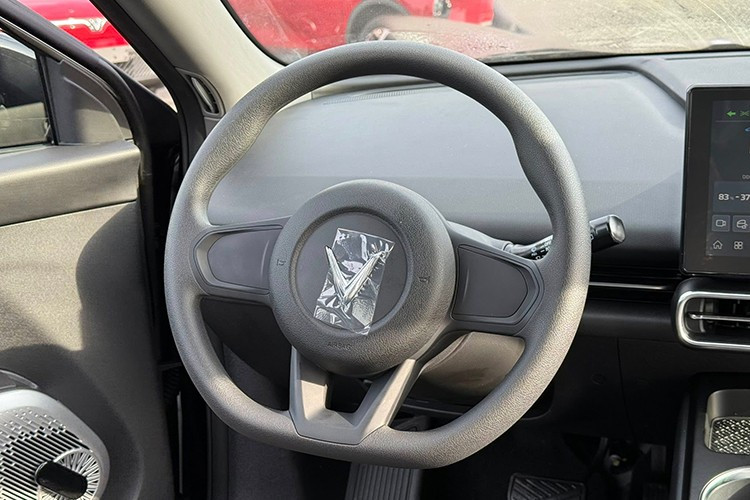 Xe có ghế ngồi bọc nỉ, ghế lái chỉnh cơ 6 hướng. Hệ thống điều hòa tự động 1 vùng với cửa gió cho cả 3 hàng ghế, đi cùng phanh tay điện tử có giữ phanh tự động và cụm chuyển số dạng núm xoay. Cốp sau mở cơ.