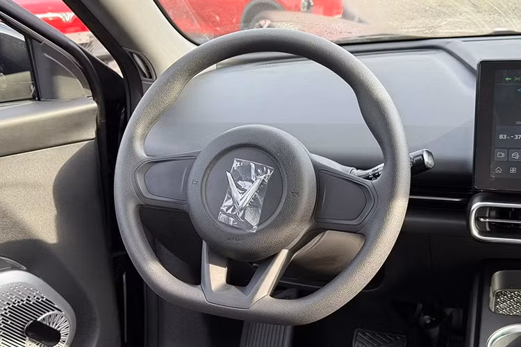 Xe có ghế ngồi bọc nỉ, ghế lái chỉnh cơ 6 hướng. Hệ thống điều hòa tự động 1 vùng với cửa gió cho cả 3 hàng ghế, đi cùng phanh tay điện tử có giữ phanh tự động và cụm chuyển số dạng núm xoay. Cốp sau mở cơ.