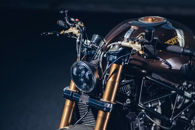 Phần khung sau là nơi chịu nhiều thay đổi nhất. Xưởng độ đã rút gọn và chế tạo lại khung phụ (subframe) theo thiết kế nhọn về phía sau, tích hợp cụm đèn hậu LED, ốp hông cùng yên xe hai mảnh tối giản.