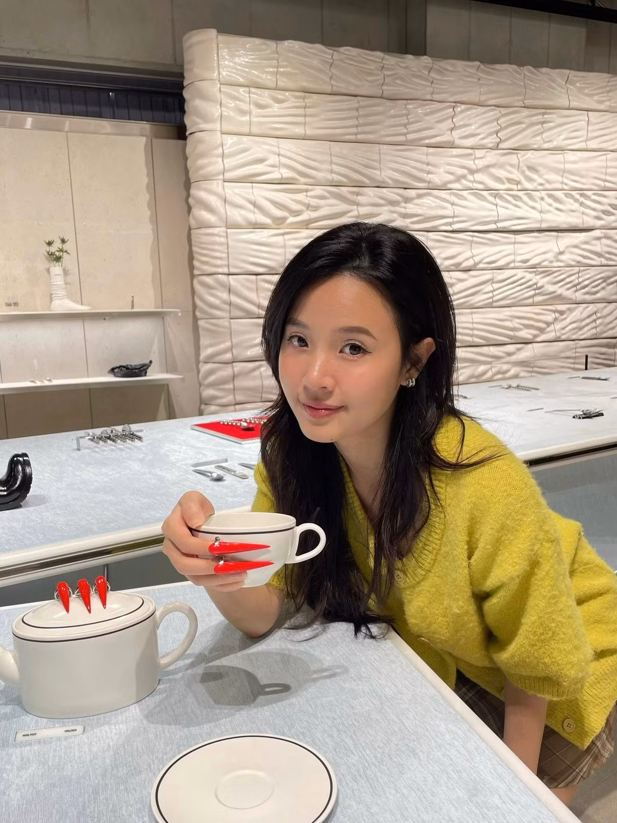 Ngay khi loạt ảnh được đăng tải, bình luận khen ngợi tràn ngập các nền tảng mạng xã hội: “Nhìn cô giáo mà muốn đi học lại ngay lập tức!”, “Midu đúng là đẹp kiểu hiền dịu, chuẩn giảng viên quốc dân.”, “Áo dài tím hợp quá, nhìn là mê.”