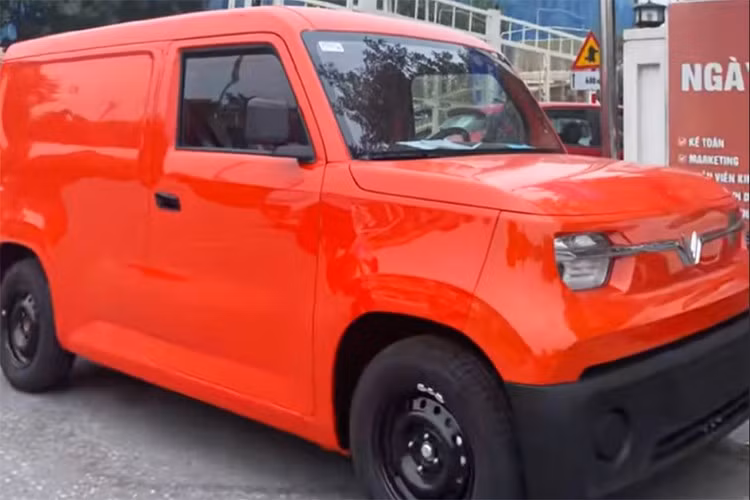 Khoang chứa hàng của VinFast EC Van có dung tích lên tới 2.600 lít, tải trọng tối đa khoảng 600kg. Xe sử dụng động cơ điện có công suất 30kW (quy đổi khoảng 40,2 mã lực), đem lại tốc độ tối đa 75km/h; bộ pin đi kèm có dung lượng 17kWh, đem đến phạm vi di chuyển khoảng 150km sau mỗi lần sạc đầy.