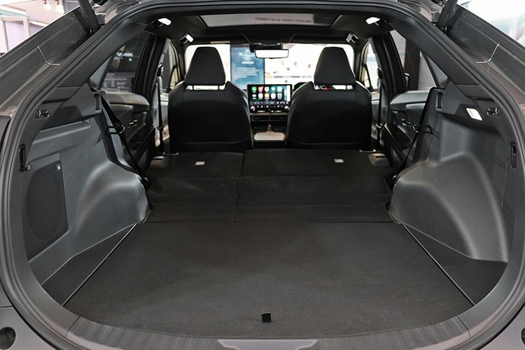 Về an toàn, bZ4X sở hữu gói công nghệ Toyota Safety Sense với các tính năng như cảnh báo va chạm, phanh khẩn cấp tự động, hỗ trợ giữ làn đường, cruise control thích ứng toàn dải tốc độ và hỗ trợ đỗ xe thông minh.