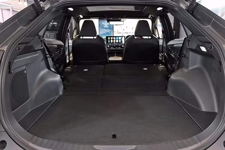 Về an toàn, bZ4X sở hữu gói công nghệ Toyota Safety Sense với các tính năng như cảnh báo va chạm, phanh khẩn cấp tự động, hỗ trợ giữ làn đường, cruise control thích ứng toàn dải tốc độ và hỗ trợ đỗ xe thông minh.