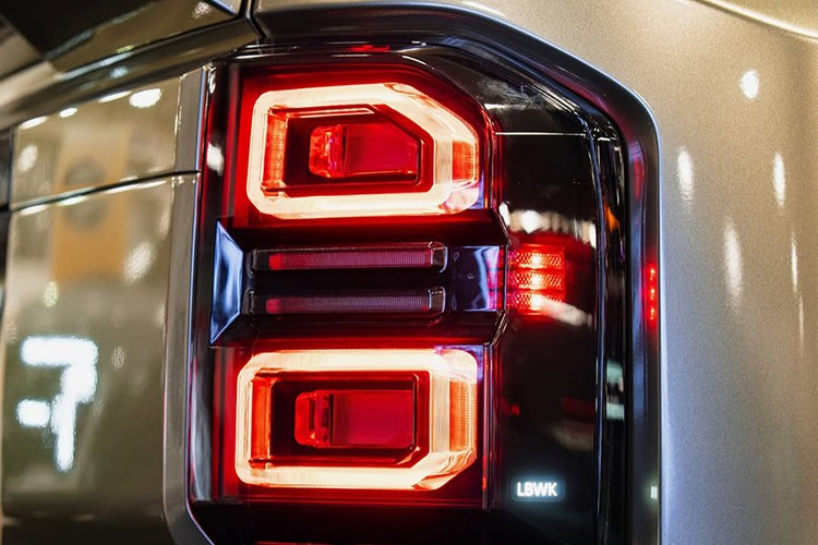 Ngoài ra, Liberty Walk còn hợp tác với Alpharex để trang bị hệ thống đèn LED Nova Series cho cả cụm chiếu sáng trước và sau, giúp Land Cruiser trở nên hiện đại và cao cấp hơn so với bản tiêu chuẩn.