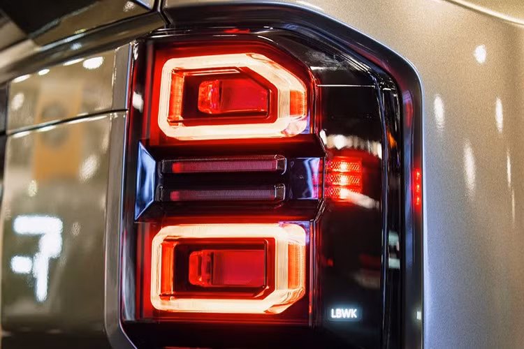 Ngoài ra, Liberty Walk còn hợp tác với Alpharex để trang bị hệ thống đèn LED Nova Series cho cả cụm chiếu sáng trước và sau, giúp Land Cruiser trở nên hiện đại và cao cấp hơn so với bản tiêu chuẩn.