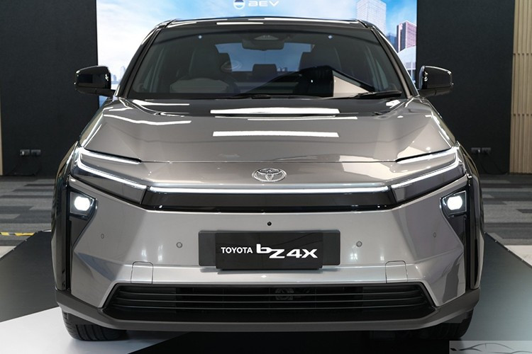 Phiên bản AWD ngoài việc bổ sung hệ dẫn động 4 bánh toàn thời gian còn được trang bị hệ thống âm thanh JBL với 9 loa cao cấp, logo “AWD” phía sau, cùng quãng đường di chuyển ngắn hơn do hệ dẫn động phức tạp hơn.