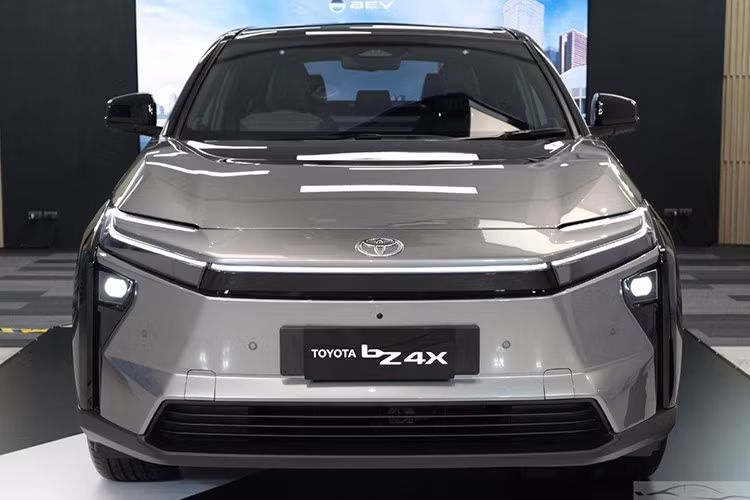 Phiên bản AWD ngoài việc bổ sung hệ dẫn động 4 bánh toàn thời gian còn được trang bị hệ thống âm thanh JBL với 9 loa cao cấp, logo “AWD” phía sau, cùng quãng đường di chuyển ngắn hơn do hệ dẫn động phức tạp hơn.